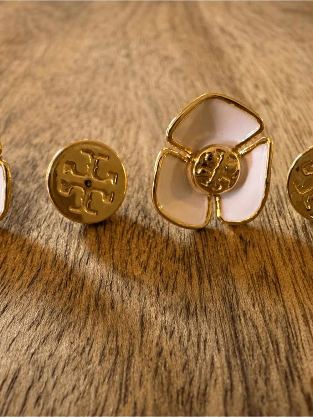 Tory Burch Kira Enamel Flower Stud Earrings – Ivory/Gold